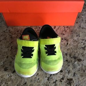 Nike toddler girls sz 6 shoe